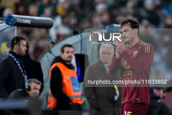 Mats Hummels of AS Roma leaves the pitch injured during the Serie A Enilive match between AS Roma and Atalanta BC at Stadio Olimpico on Dece...