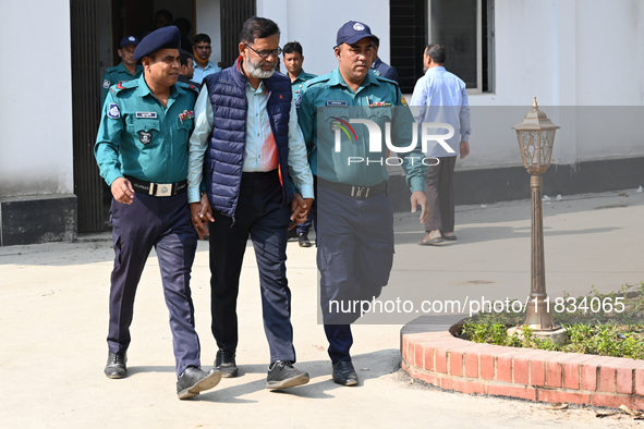 Police personnel escort detainee Abul Hossain, former chief of Jatrabari police station, to the International Crimes Tribunal (ICT) court on...