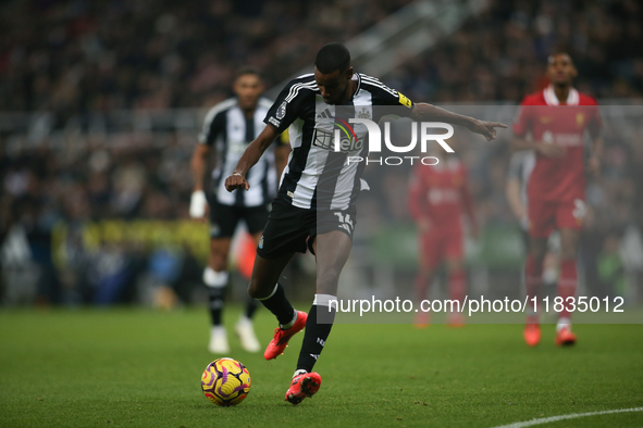 Alexander Isak of Newcastle United scores their first goal during the Premier League match between Newcastle United and Liverpool at St. Jam...