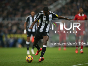 Alexander Isak of Newcastle United scores their first goal during the Premier League match between Newcastle United and Liverpool at St. Jam...