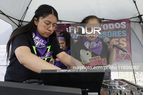 Sound muses, musicians, accompany victims of sexual and digital violence with artificial intelligence outside the Reclusorio Oriente in Mexi...