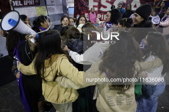 Victims of sexual and digital violence with artificial intelligence are supported by other women outside the Reclusorio Oriente in Mexico Ci...