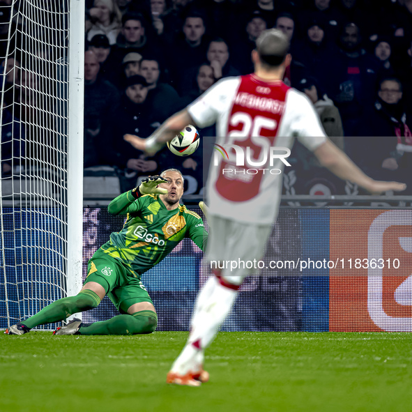 AFC Ajax Amsterdam goalkeeper Remko Pasveer participates in the match between Ajax and Utrecht at the Johan Cruijff ArenA for the Dutch Ered...