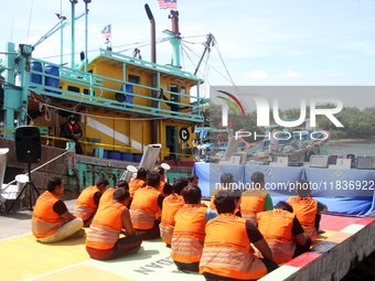 The crew of the Myanmar ship, captured by the Ministry of Maritime Affairs and Fisheries for carrying three Malaysian fishing boats to steal...