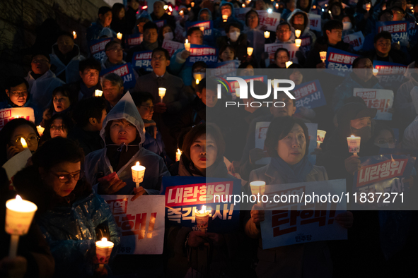 Hundreds of citizens, along with members of the Democratic Party of Korea, gather in front of the National Assembly in Yeouido to participat...