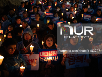 Hundreds of citizens, along with members of the Democratic Party of Korea, gather in front of the National Assembly in Yeouido to participat...