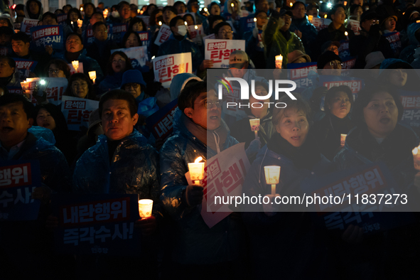 Hundreds of citizens, along with members of the Democratic Party of Korea, gather in front of the National Assembly in Yeouido to participat...