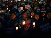 Hundreds of citizens, along with members of the Democratic Party of Korea, gather in front of the National Assembly in Yeouido to participat...