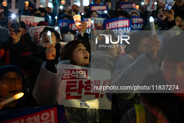 Hundreds of citizens, along with members of the Democratic Party of Korea, gather in front of the National Assembly in Yeouido to participat...