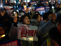 Hundreds of citizens, along with members of the Democratic Party of Korea, gather in front of the National Assembly in Yeouido to participat...