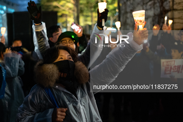 Hundreds of citizens, along with members of the Democratic Party of Korea, gather in front of the National Assembly in Yeouido to participat...