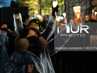 Hundreds of citizens, along with members of the Democratic Party of Korea, gather in front of the National Assembly in Yeouido to participat...