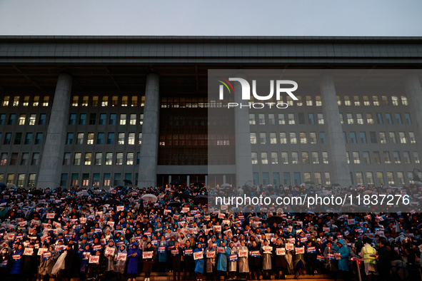 Hundreds of citizens, along with members of the Democratic Party of Korea, gather in front of the National Assembly in Yeouido to participat...