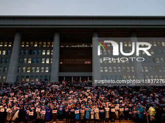 Hundreds of citizens, along with members of the Democratic Party of Korea, gather in front of the National Assembly in Yeouido to participat...