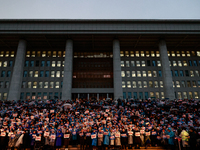 Hundreds of citizens, along with members of the Democratic Party of Korea, gather in front of the National Assembly in Yeouido to participat...