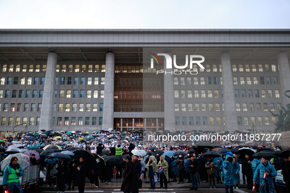 Hundreds of citizens, along with members of the Democratic Party of Korea, gather in front of the National Assembly in Yeouido to participat...