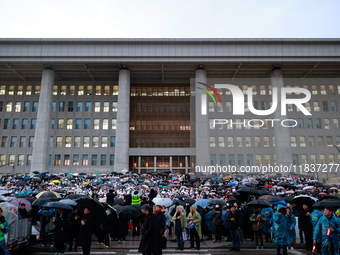 Hundreds of citizens, along with members of the Democratic Party of Korea, gather in front of the National Assembly in Yeouido to participat...