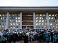 Hundreds of citizens, along with members of the Democratic Party of Korea, gather in front of the National Assembly in Yeouido to participat...