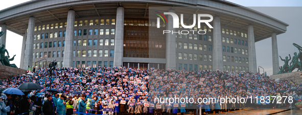 Hundreds of citizens, along with members of the Democratic Party of Korea, gather in front of the National Assembly in Yeouido to participat...