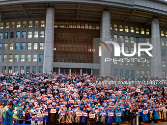 Hundreds of citizens, along with members of the Democratic Party of Korea, gather in front of the National Assembly in Yeouido to participat...