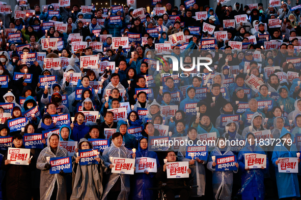 Hundreds of citizens, along with members of the Democratic Party of Korea, gather in front of the National Assembly in Yeouido to participat...