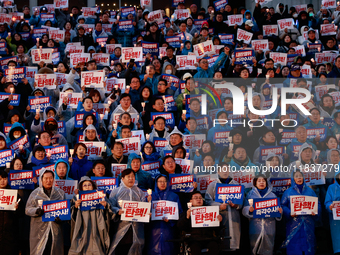 Hundreds of citizens, along with members of the Democratic Party of Korea, gather in front of the National Assembly in Yeouido to participat...