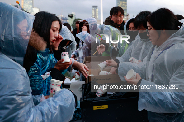 Hundreds of citizens, along with members of the Democratic Party of Korea, gather in front of the National Assembly in Yeouido to participat...