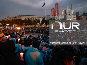 Hundreds of citizens, along with members of the Democratic Party of Korea, gather in front of the National Assembly in Yeouido to participat...