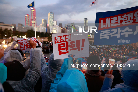 Hundreds of citizens, along with members of the Democratic Party of Korea, gather in front of the National Assembly in Yeouido to participat...