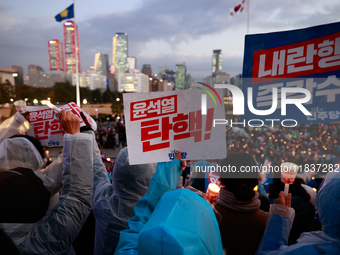 Hundreds of citizens, along with members of the Democratic Party of Korea, gather in front of the National Assembly in Yeouido to participat...