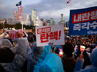 Hundreds of citizens, along with members of the Democratic Party of Korea, gather in front of the National Assembly in Yeouido to participat...