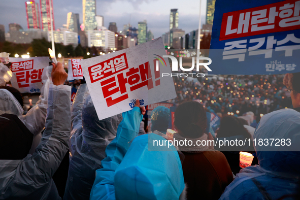 Hundreds of citizens, along with members of the Democratic Party of Korea, gather in front of the National Assembly in Yeouido to participat...