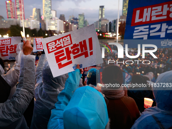 Hundreds of citizens, along with members of the Democratic Party of Korea, gather in front of the National Assembly in Yeouido to participat...