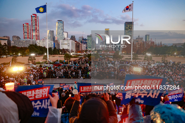 Hundreds of citizens, along with members of the Democratic Party of Korea, gather in front of the National Assembly in Yeouido to participat...