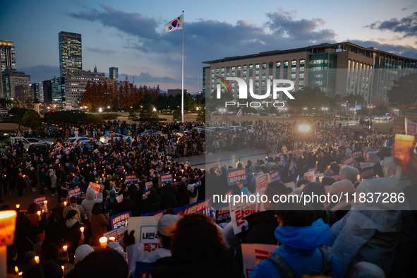 Hundreds of citizens, along with members of the Democratic Party of Korea, gather in front of the National Assembly in Yeouido to participat...