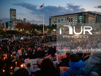 Hundreds of citizens, along with members of the Democratic Party of Korea, gather in front of the National Assembly in Yeouido to participat...