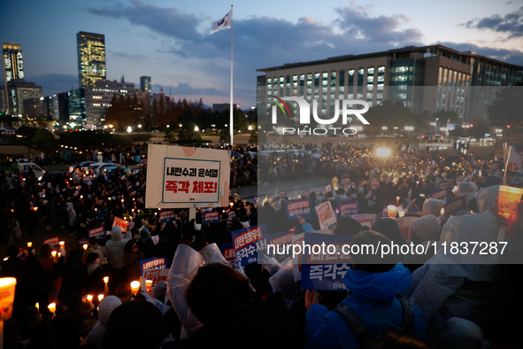 Hundreds of citizens, along with members of the Democratic Party of Korea, gather in front of the National Assembly in Yeouido to participat...