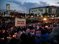 Hundreds of citizens, along with members of the Democratic Party of Korea, gather in front of the National Assembly in Yeouido to participat...