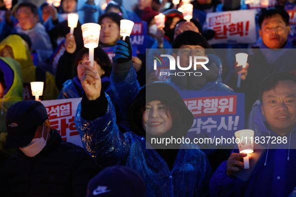 Hundreds of citizens, along with members of the Democratic Party of Korea, gather in front of the National Assembly in Yeouido to participat...