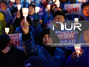 Hundreds of citizens, along with members of the Democratic Party of Korea, gather in front of the National Assembly in Yeouido to participat...