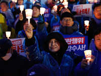 Hundreds of citizens, along with members of the Democratic Party of Korea, gather in front of the National Assembly in Yeouido to participat...