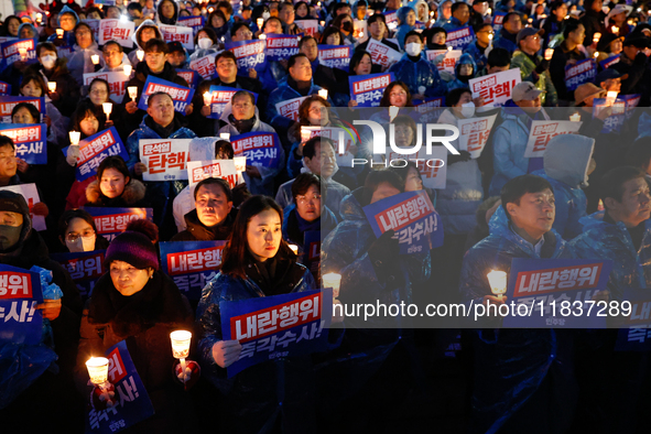 Hundreds of citizens, along with members of the Democratic Party of Korea, gather in front of the National Assembly in Yeouido to participat...