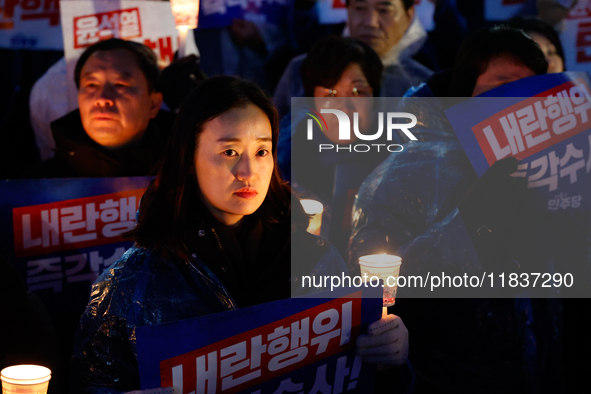 Hundreds of citizens, along with members of the Democratic Party of Korea, gather in front of the National Assembly in Yeouido to participat...