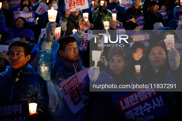 Hundreds of citizens, along with members of the Democratic Party of Korea, gather in front of the National Assembly in Yeouido to participat...