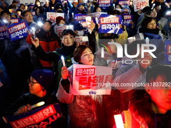 Hundreds of citizens, along with members of the Democratic Party of Korea, gather in front of the National Assembly in Yeouido to participat...