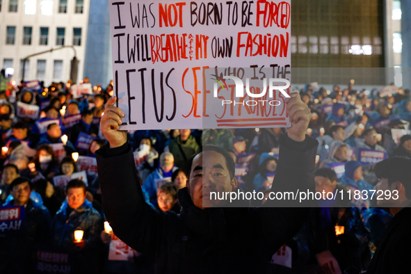 Hundreds of citizens, along with members of the Democratic Party of Korea, gather in front of the National Assembly in Yeouido to participat...