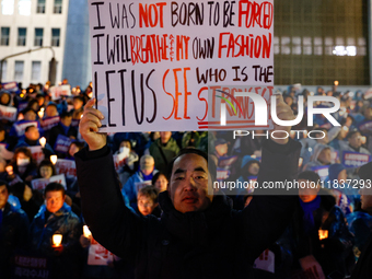 Hundreds of citizens, along with members of the Democratic Party of Korea, gather in front of the National Assembly in Yeouido to participat...