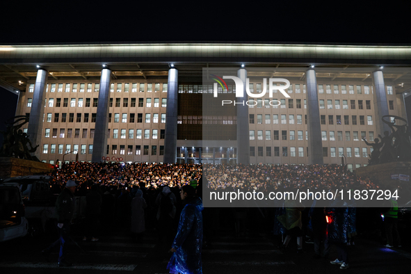 Hundreds of citizens, along with members of the Democratic Party of Korea, gather in front of the National Assembly in Yeouido to participat...