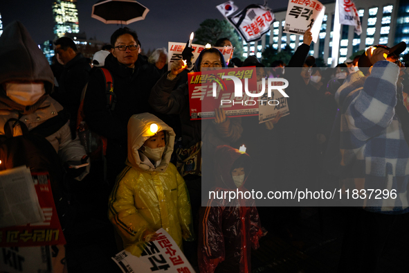 Hundreds of citizens, along with members of the Democratic Party of Korea, gather in front of the National Assembly in Yeouido to participat...