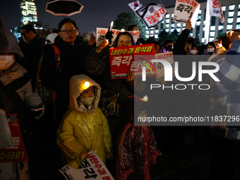 Hundreds of citizens, along with members of the Democratic Party of Korea, gather in front of the National Assembly in Yeouido to participat...